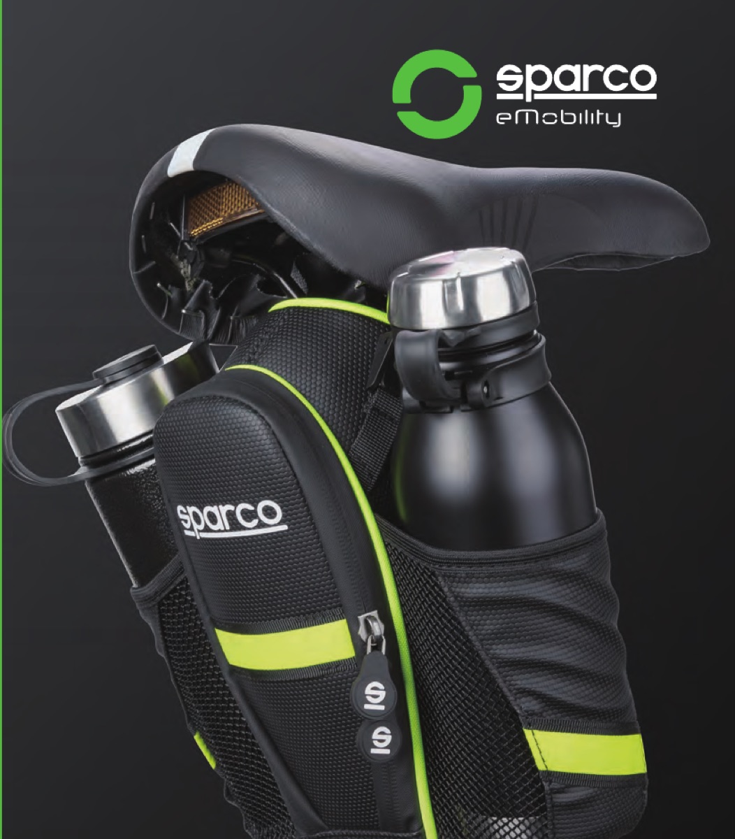 Bolsa y equipo Sparco eMobility montados en una bicicleta