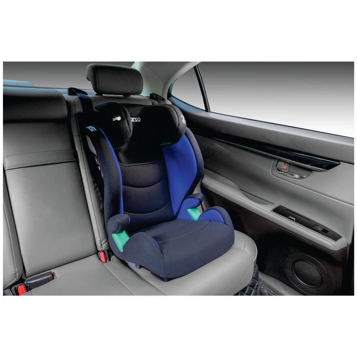 Asiento elevador Sparco SK2000i azul, instalado en el auto
