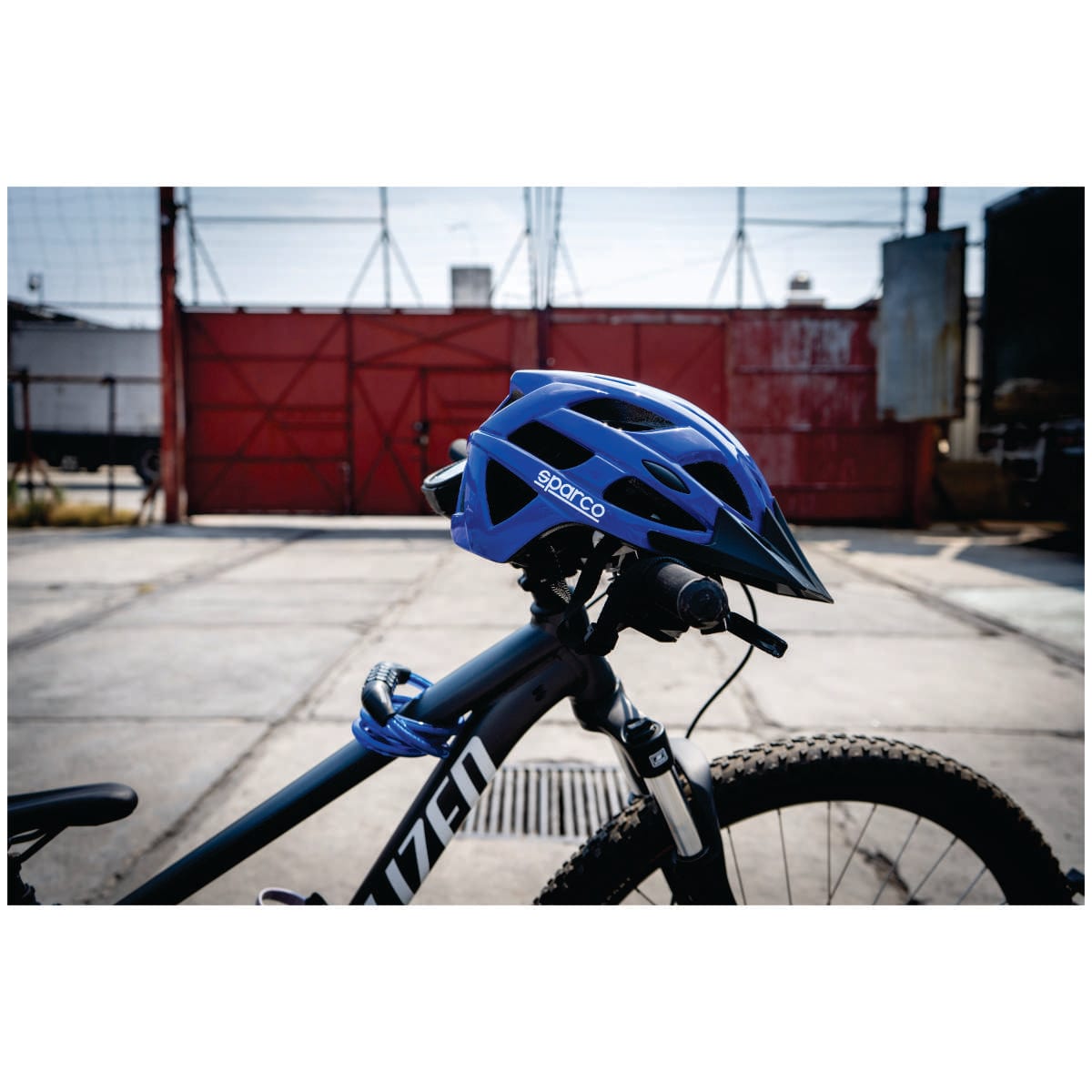 Casco Sparco SE300 azul, en uso en la bicicleta
