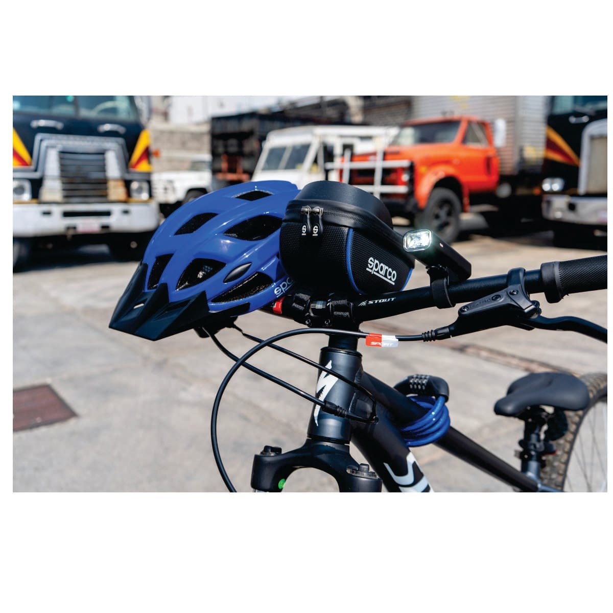 Casco Sparco SE300 azul, en uso en la bicicleta, otra vista