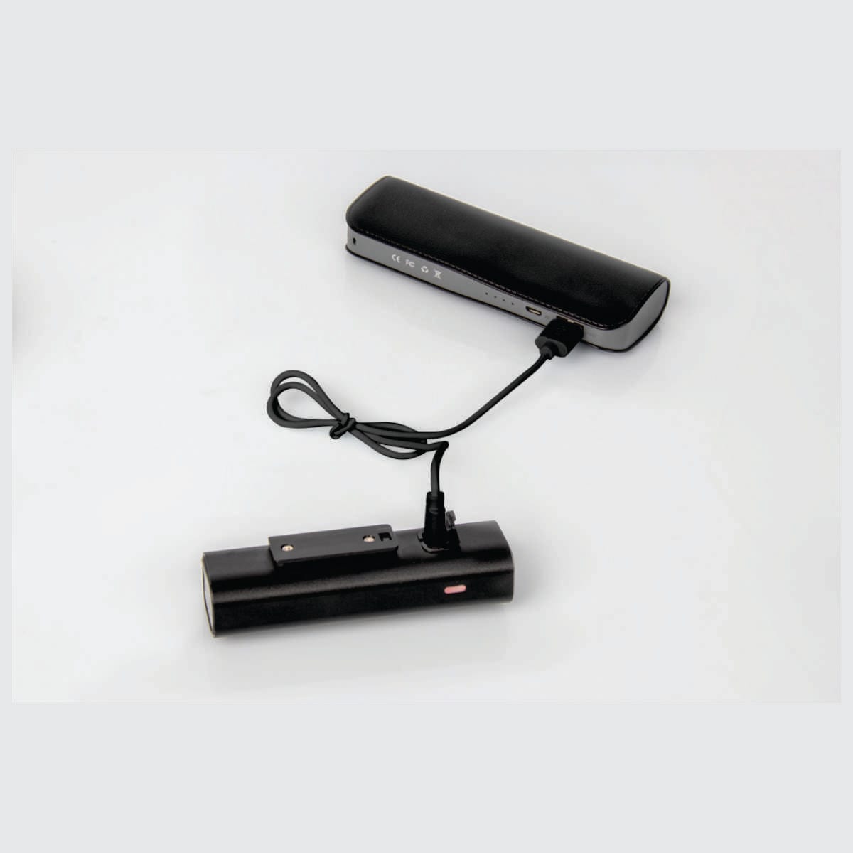 Luz delantera recargable Sparco SE700 de 400 lúmenes, cargando