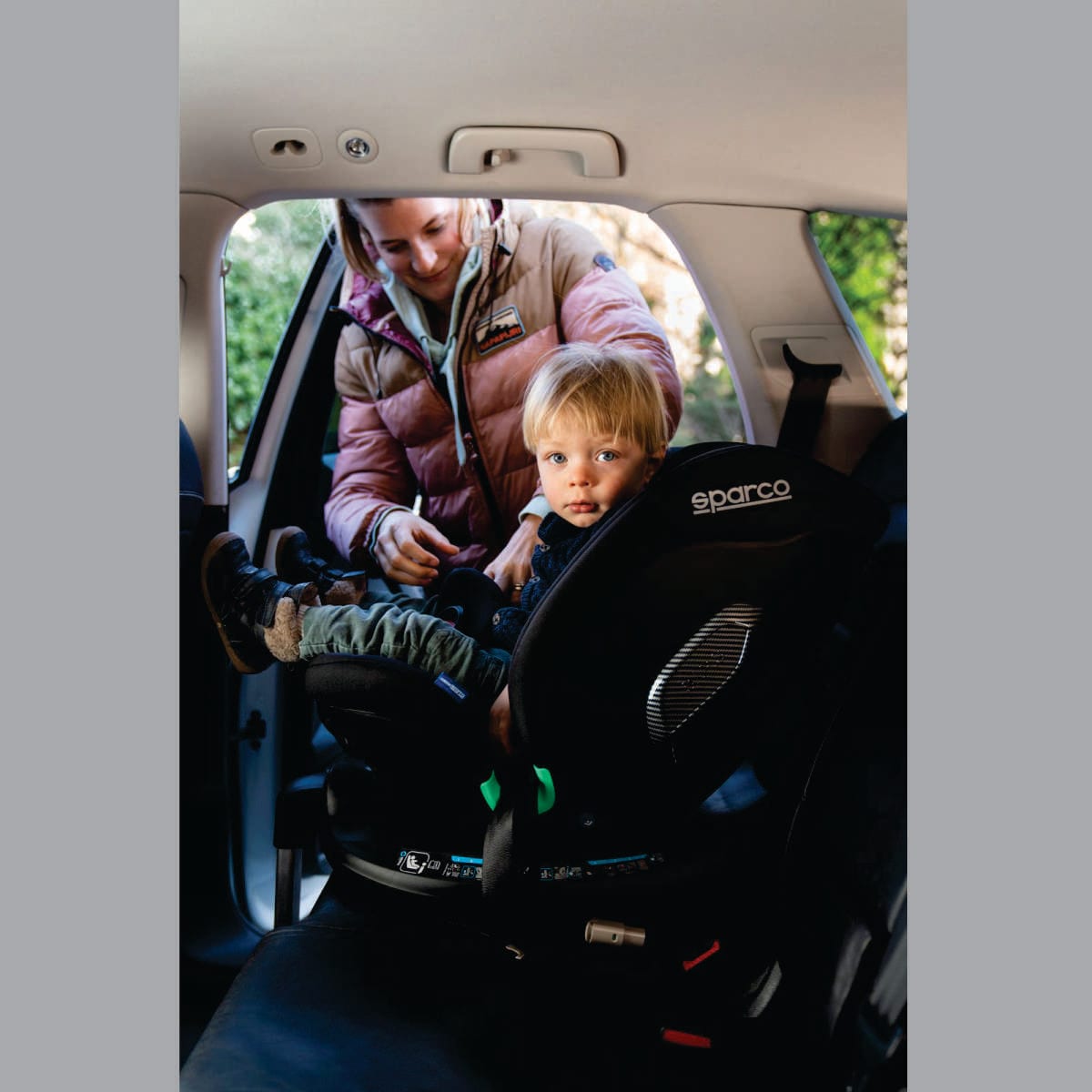 Silla giratoria Sparco SK7000i Rapid negra, colocando al niño en la silla