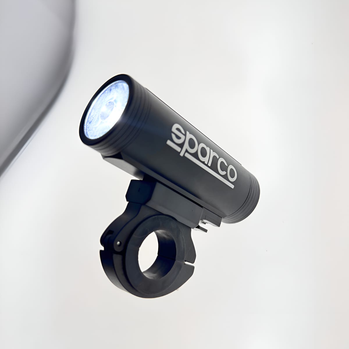 Luz delantera impermeable Sparco SE701, encendida, vista tres cuartos