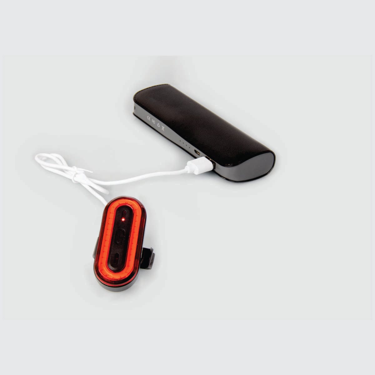 Luz trasera impermeable recargable Sparco SE705, cargando