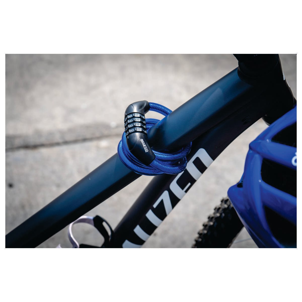 Candado de combinación Sparco SE804BL, en uso en la bicicleta