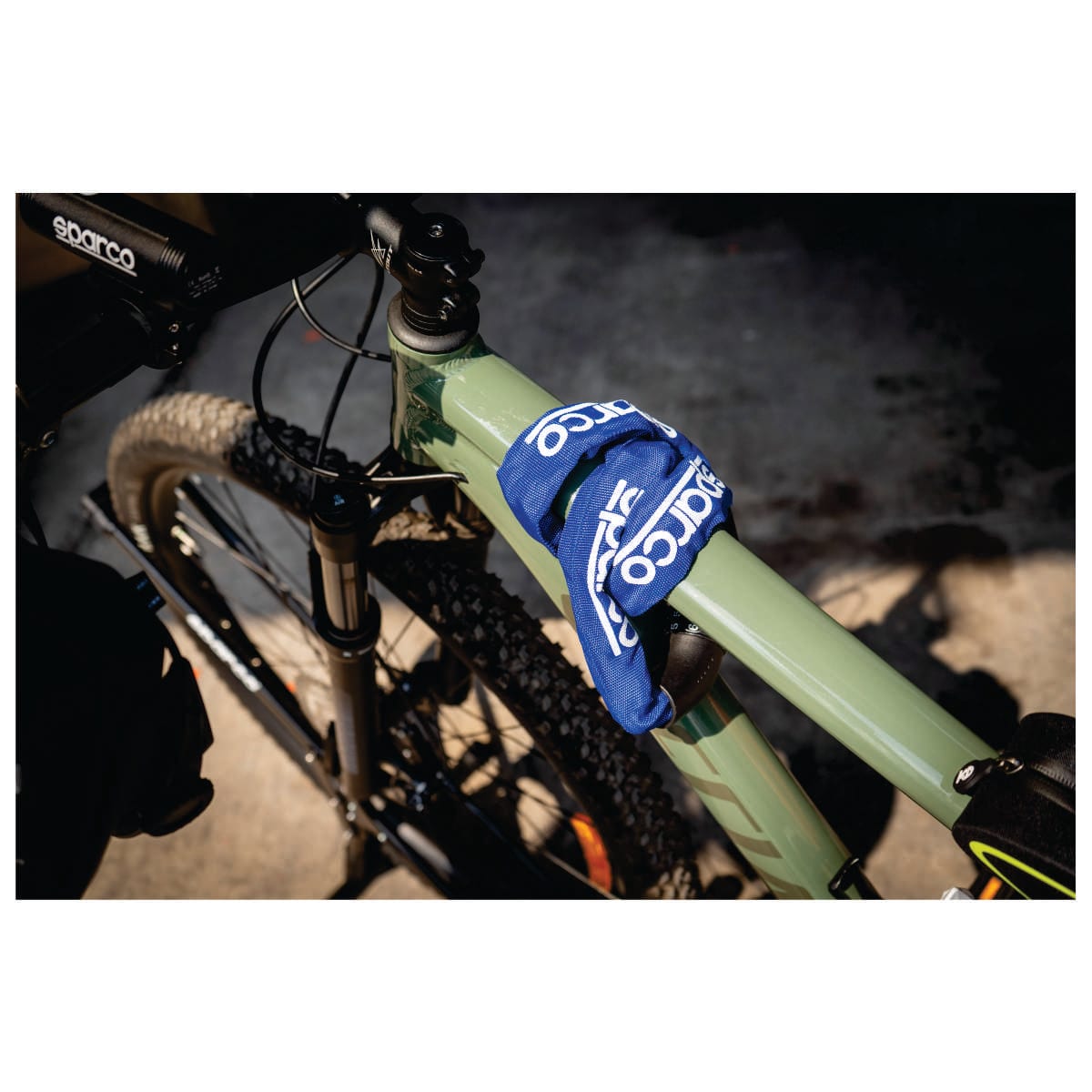 Candado de cadena Sparco SE806BL, en uso en la bicicleta