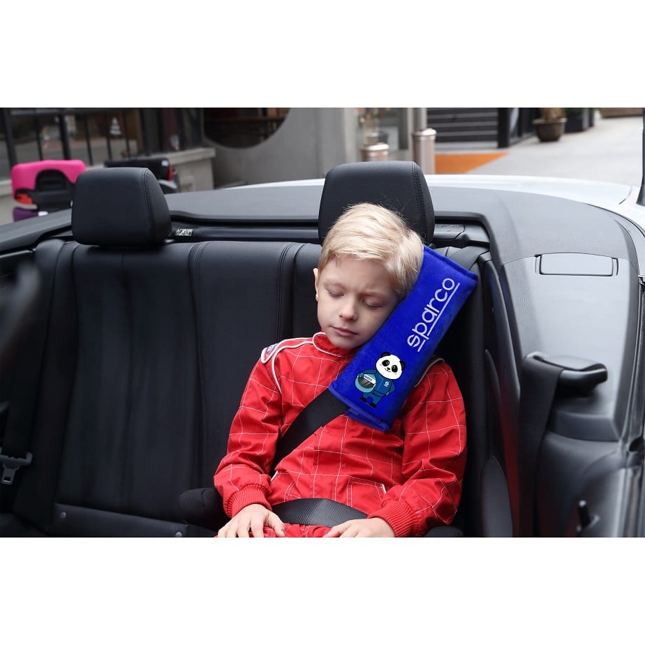 Cojín pad XL Sparco SK1101 azul, en uso en el auto
