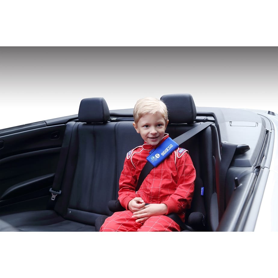 Cojín pad mini Sparco SK1105 azul, en uso en el auto