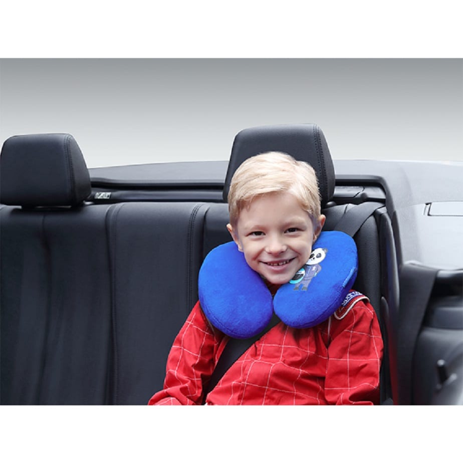 Almohada de viaje Sparco SK1106 azul, en uso en el auto