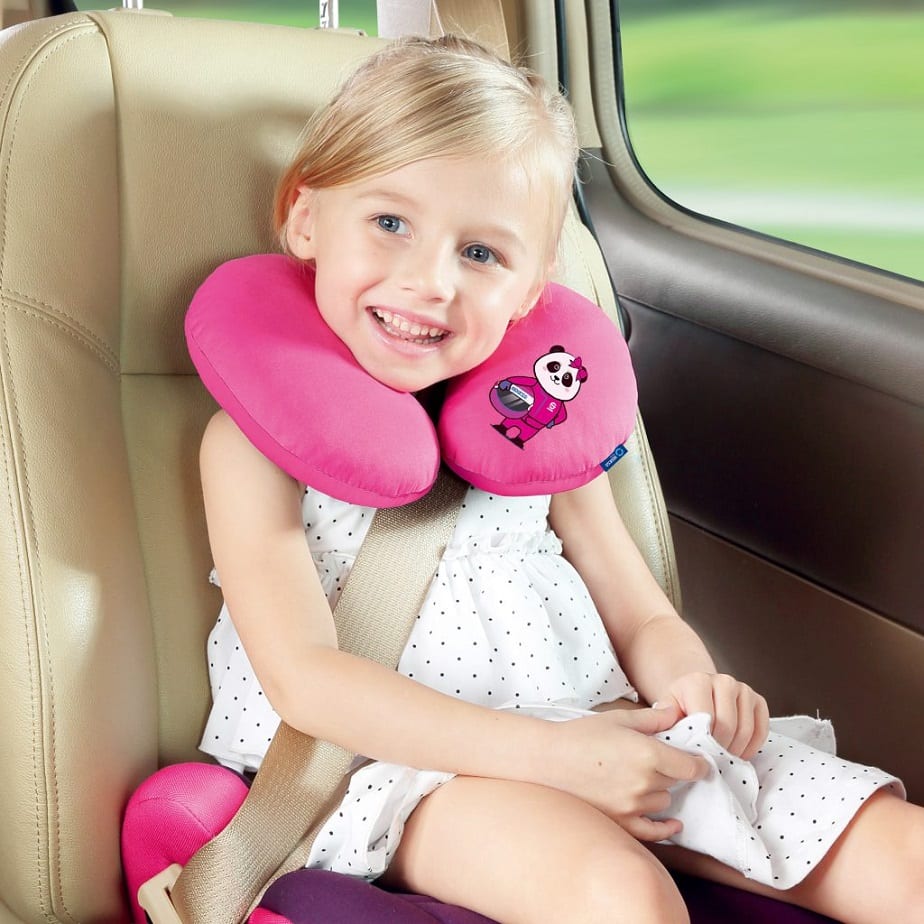 Almohada de viaje Sparco SK1106 rosa, en uso en el auto