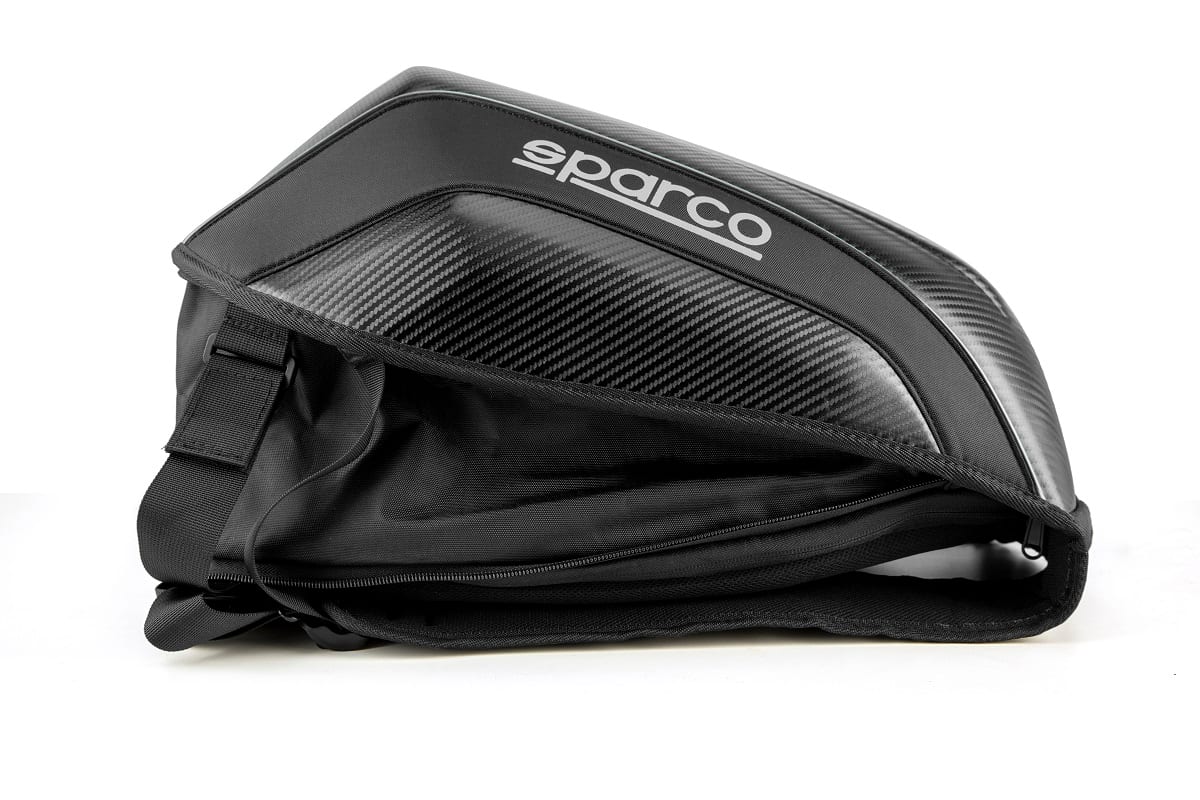 Mochila Sparco SPG305 de fibra de carbono, vista lateral, otro ángulo
